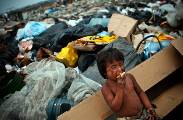 niño-comiendo-basura